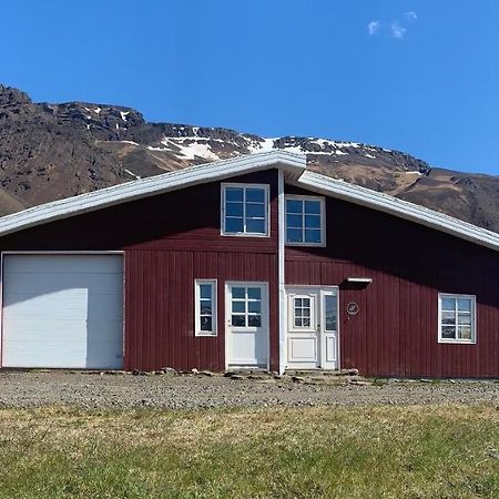 Hvammur 2 Guesthouse Red House Блёндюоус Экстерьер фото