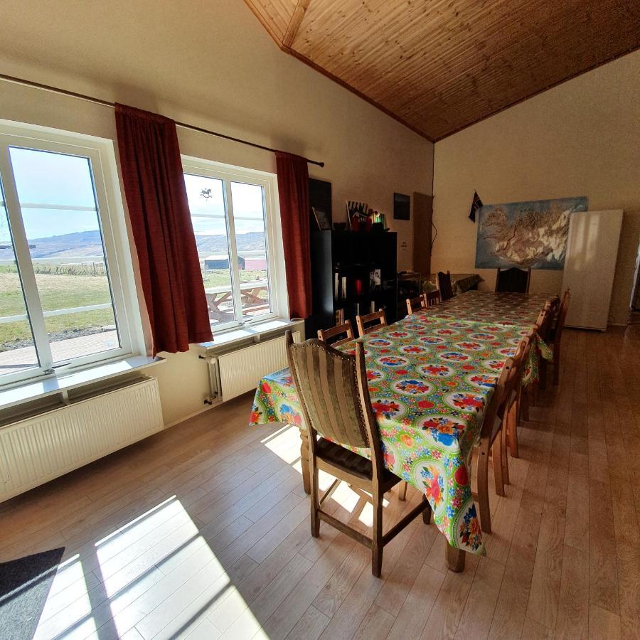 Hvammur 2 Guesthouse Red House Блёндюоус Экстерьер фото