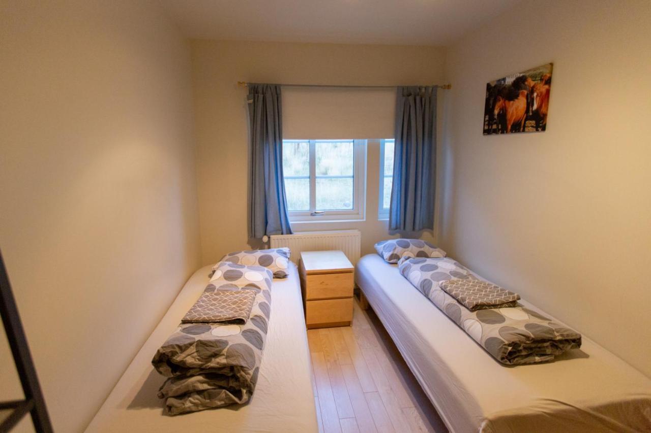 Hvammur 2 Guesthouse Red House Блёндюоус Экстерьер фото