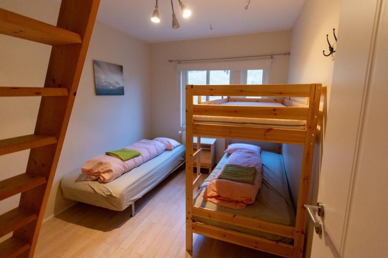 Hvammur 2 Guesthouse Red House Блёндюоус Экстерьер фото